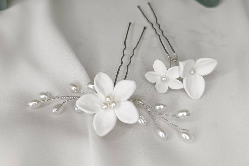 White flowers hair pins