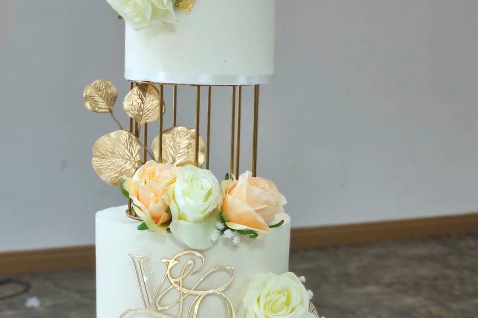 Gold separator tier cake