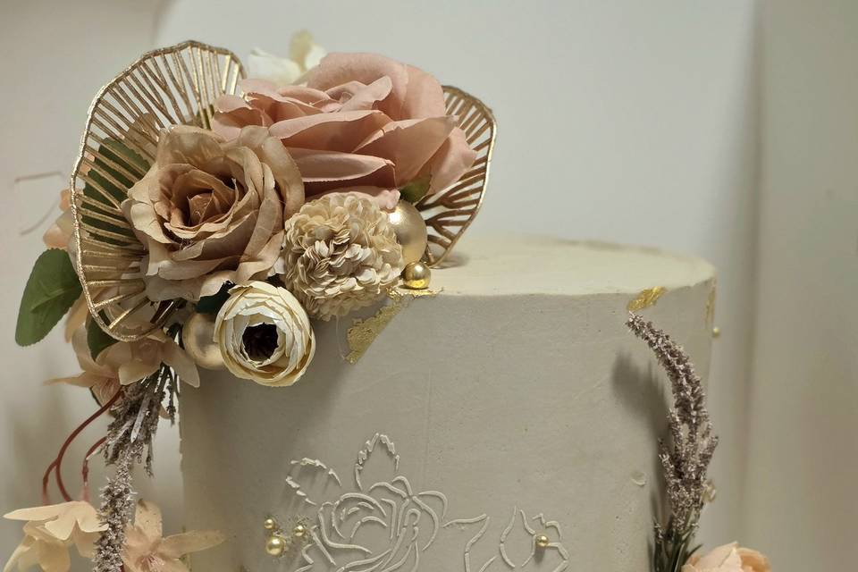 Stencil floral cake