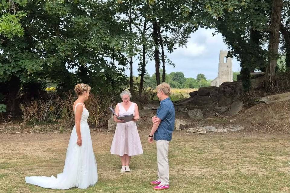 Love an outdoor wedding!