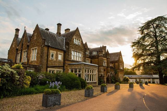 Hartsfield Manor Wedding Venue Betchworth, Surrey | hitched.co.uk