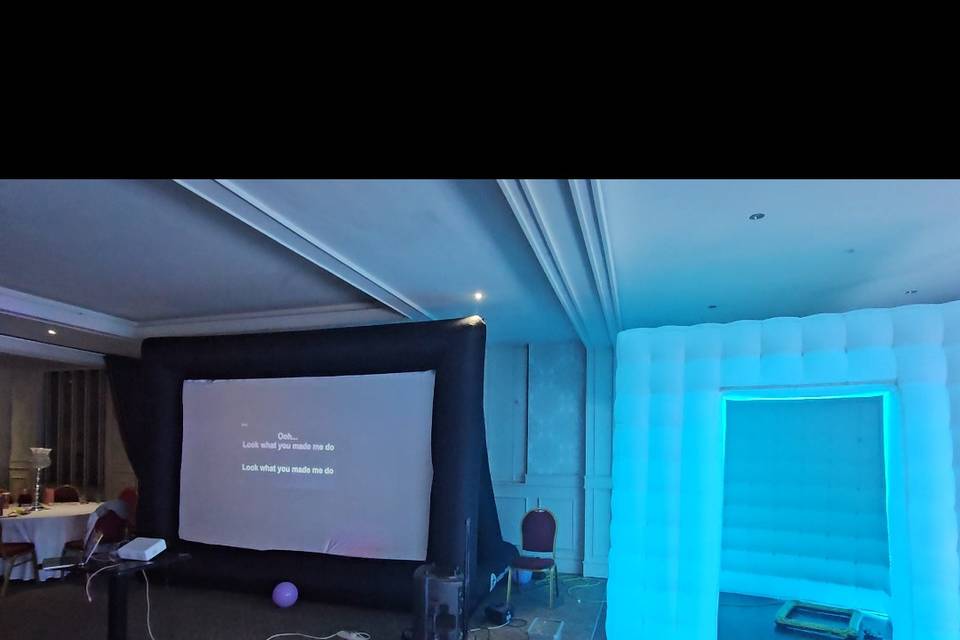 Photo booth & karaoke screen
