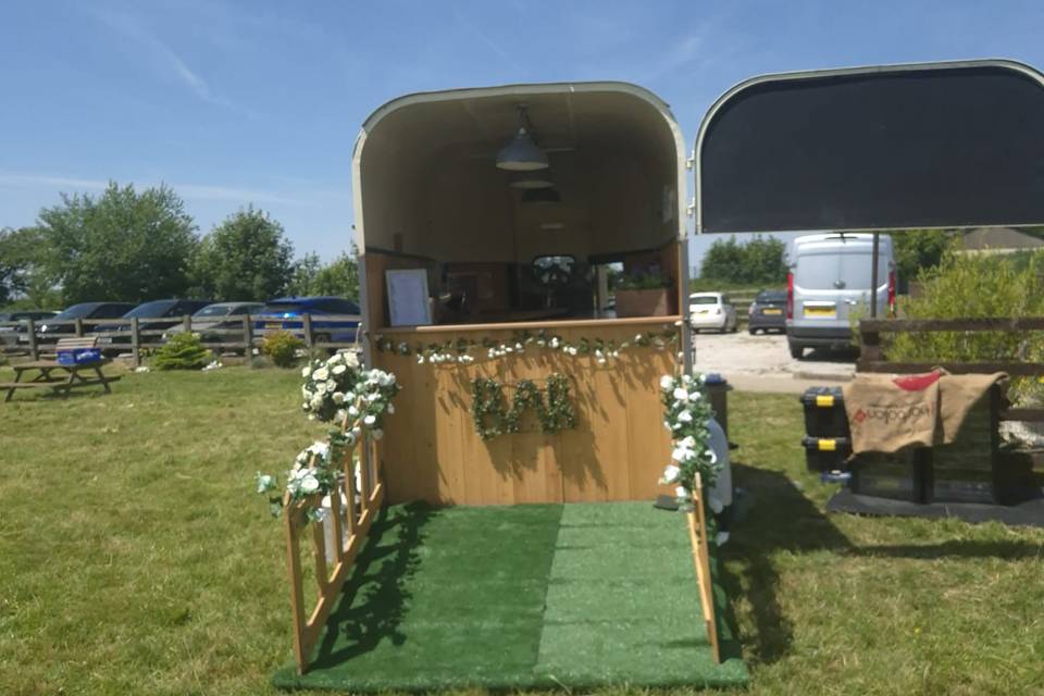 Horse box bars