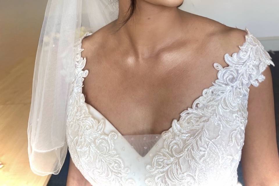 A pop of colour for this bride