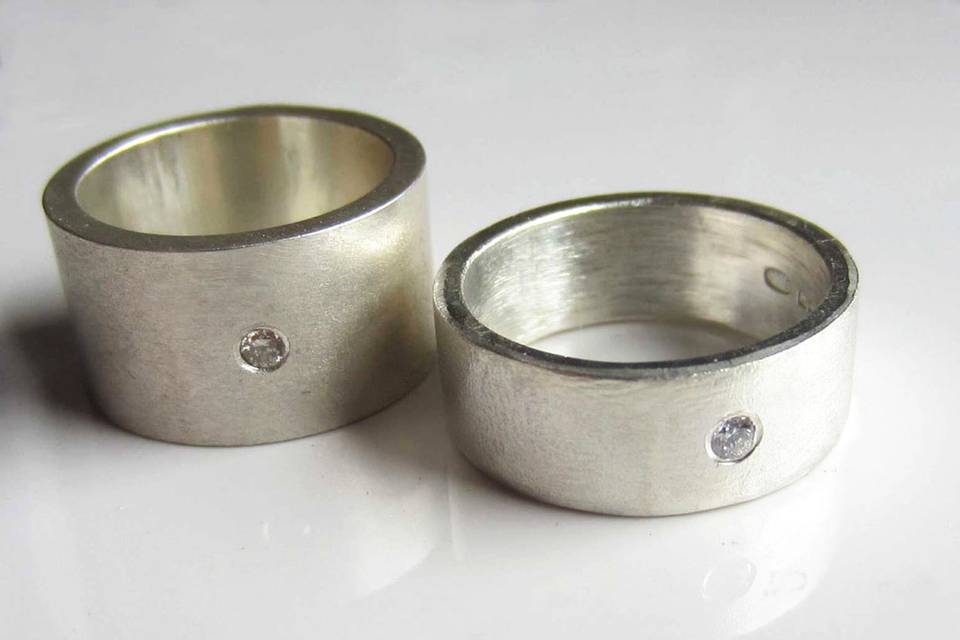 Elegant and modern wedding rings