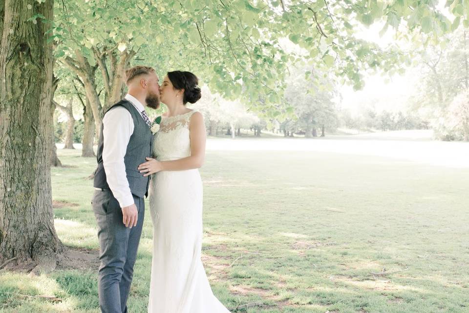 Kiss under the tree