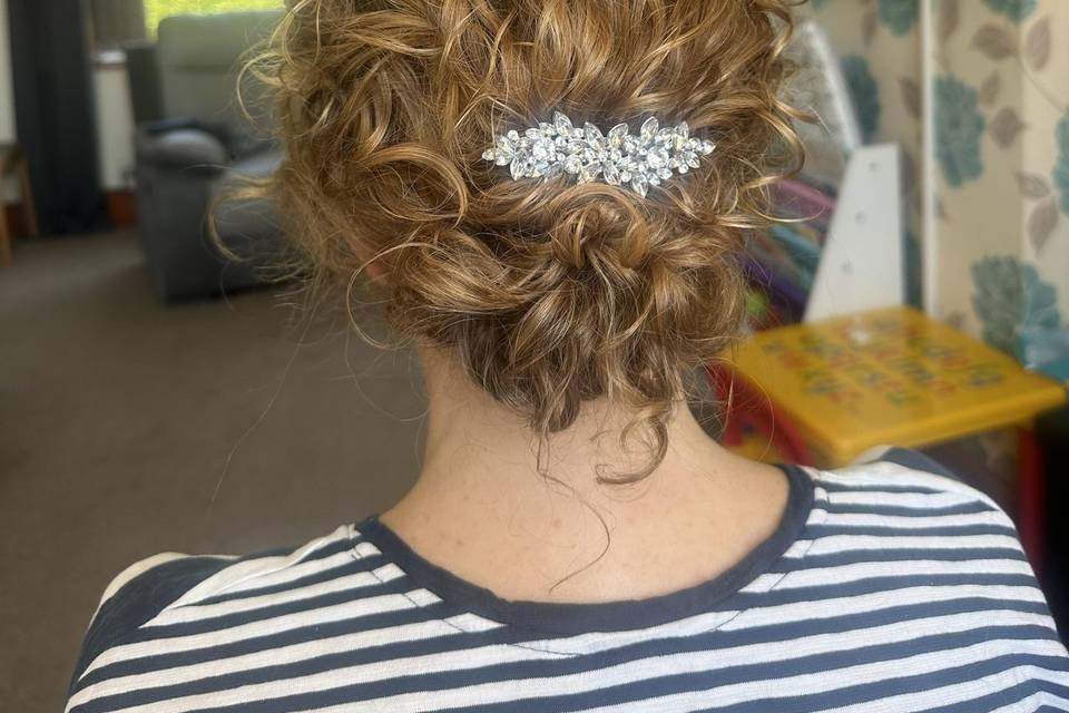 MOV natural curl updo