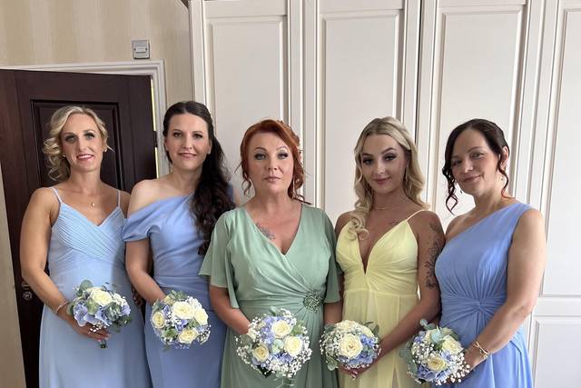 Bride and bridesmaid 🤍