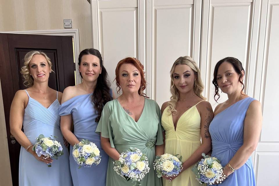 Bride and bridesmaid 🤍
