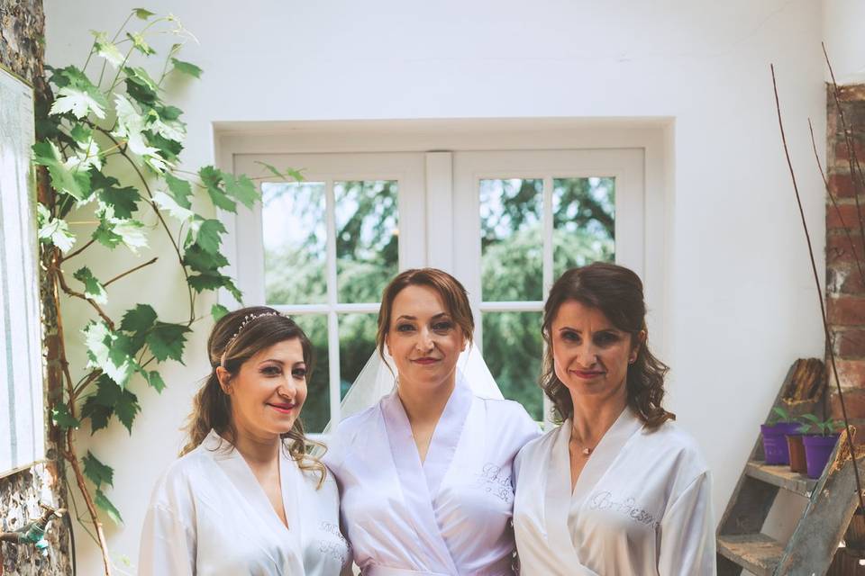 Bride and bridesmaids 🤍💐