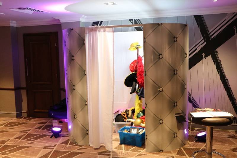 Enclosed photo booth  hire