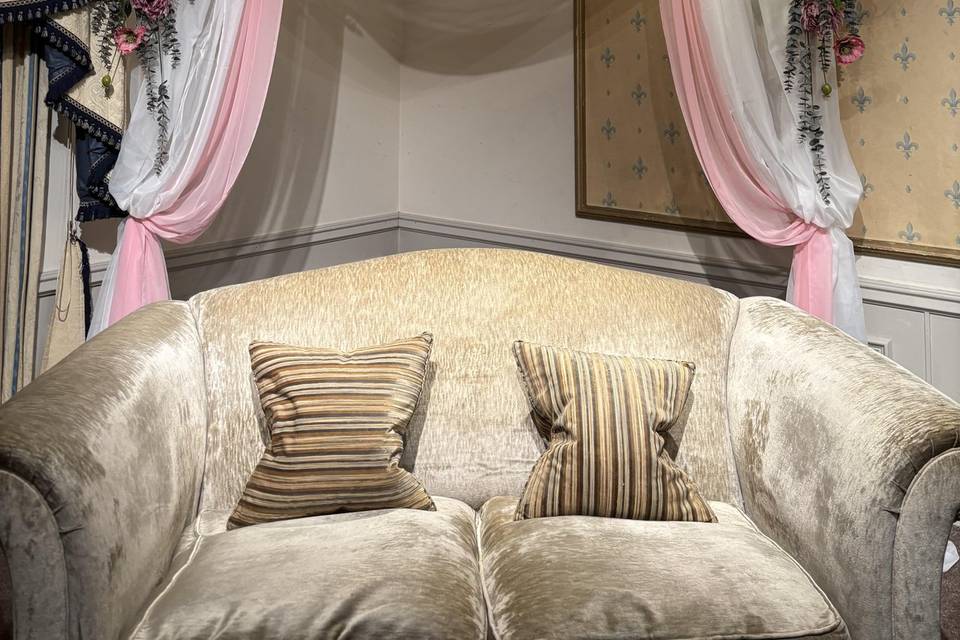 Artificial arch with drapes