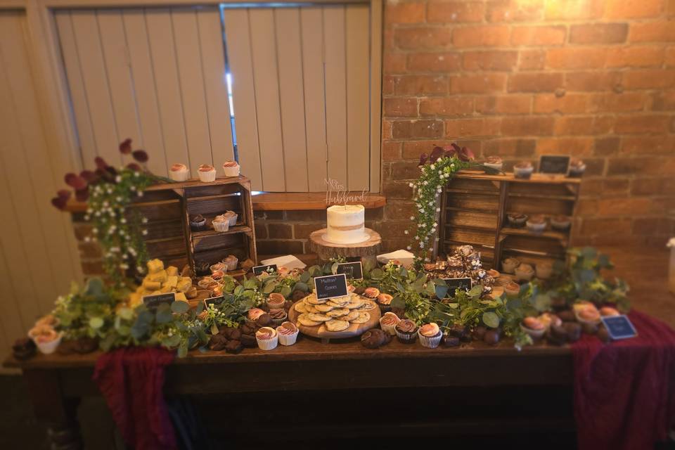 Gold with cutting cake