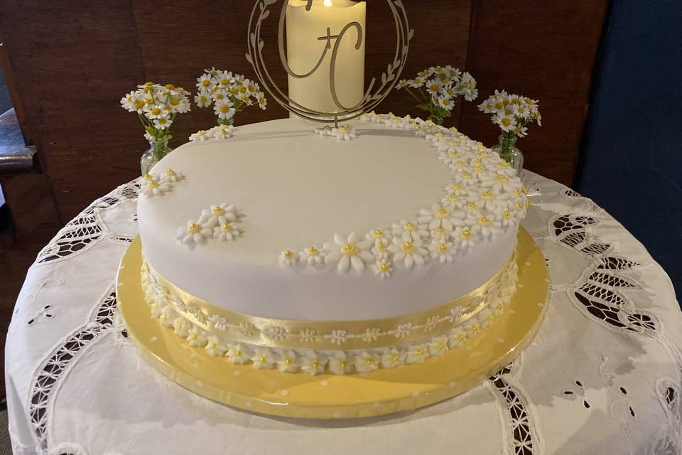 Daisy wedding cake