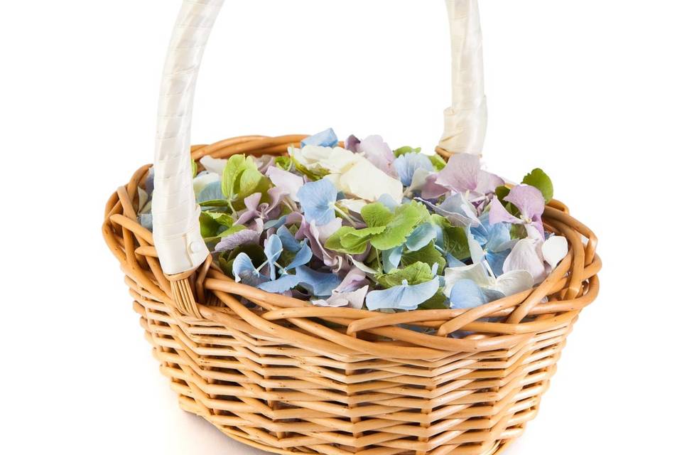 A summertime confetti moment - The Real Flower Petal Confetti Company