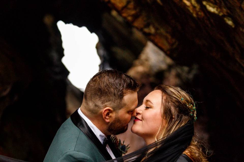 Kiss in the cave