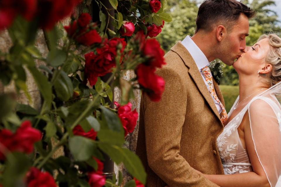 Kiss by the roses