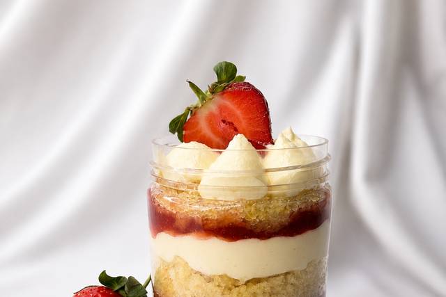 Victoria sponge cake jar