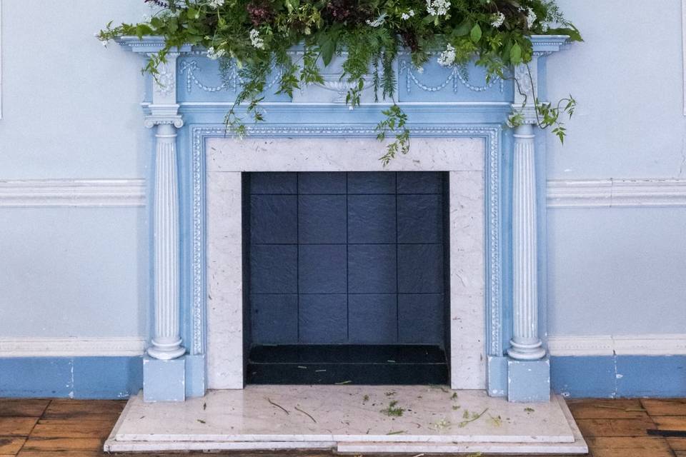 Delicate mantle arrangement