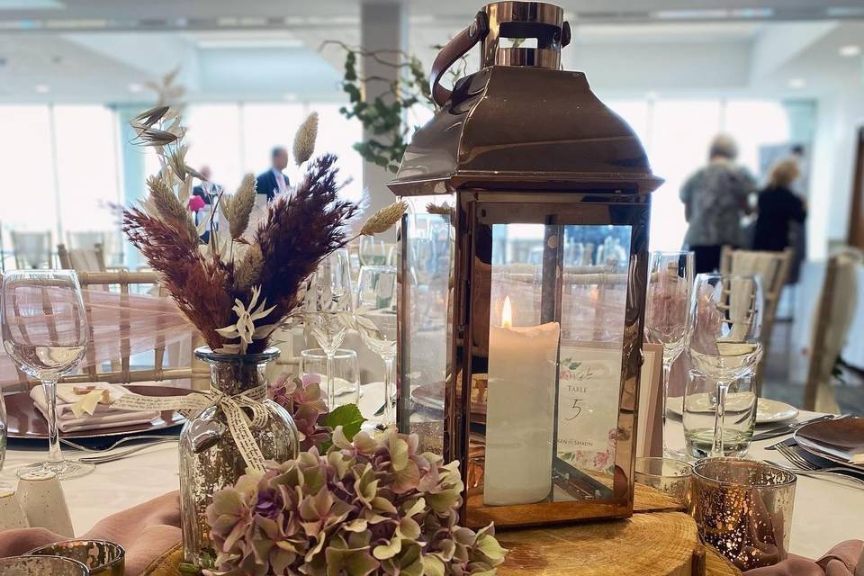 Dried autumnal centrepiece