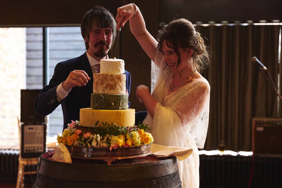 Cut a cheese cake