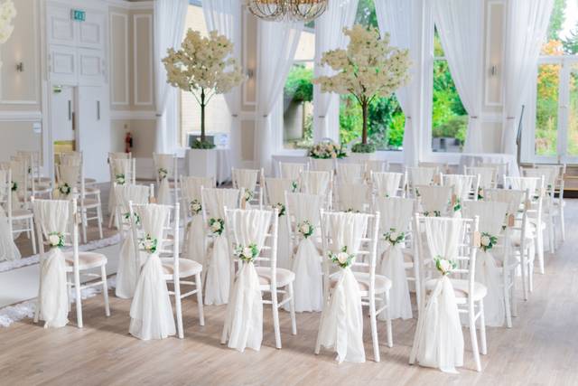 Chandelier Suite Ceremony