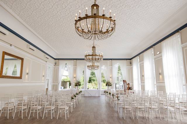 Chandelier Suite Ceremony