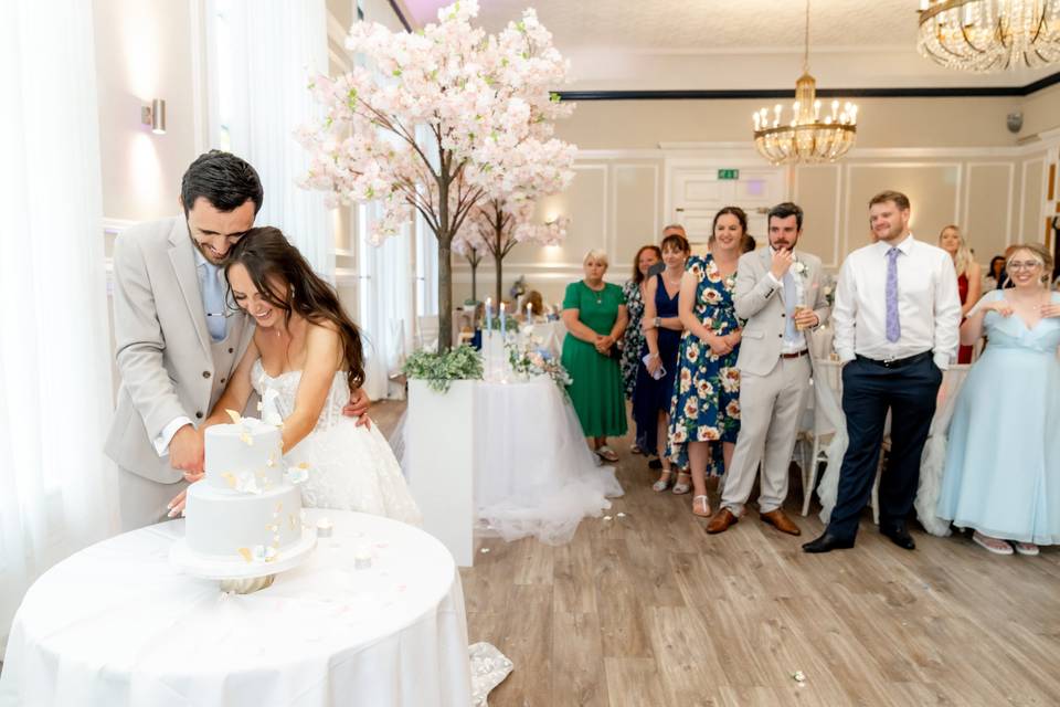 Chandelier Cake Cutting