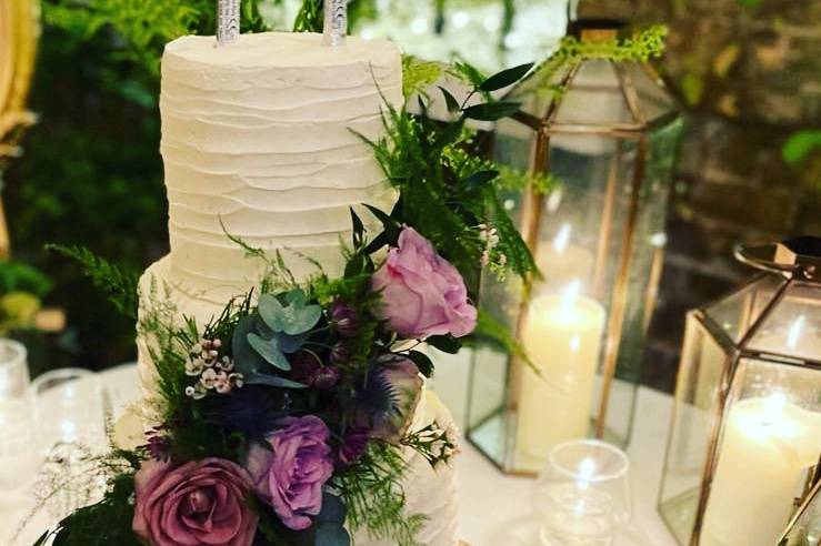 Rustic wedding cake table