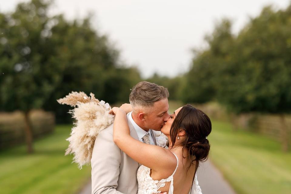 Mythe Barn Wedding Photo
