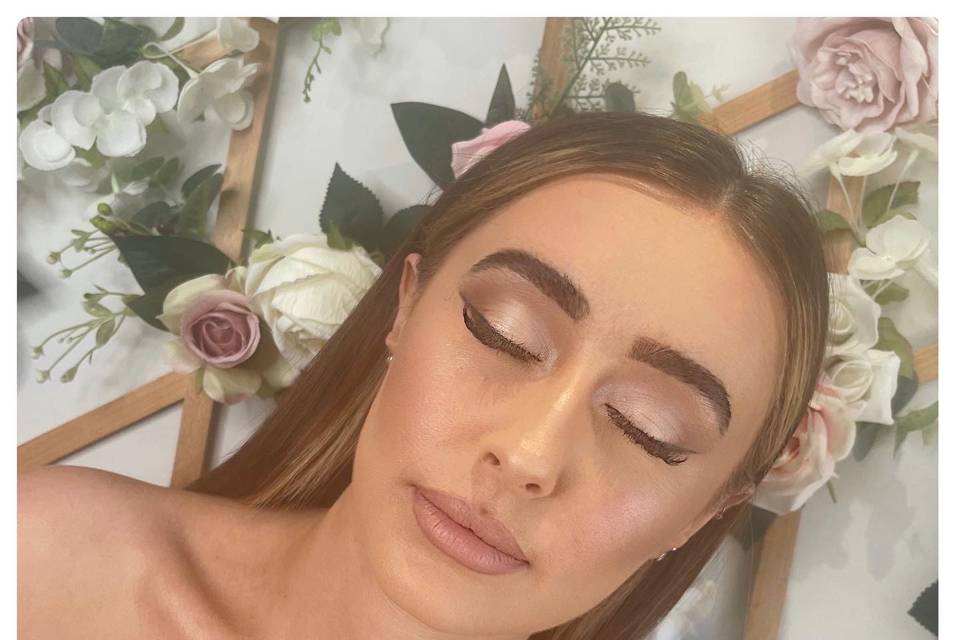 Bridal glam closed eye