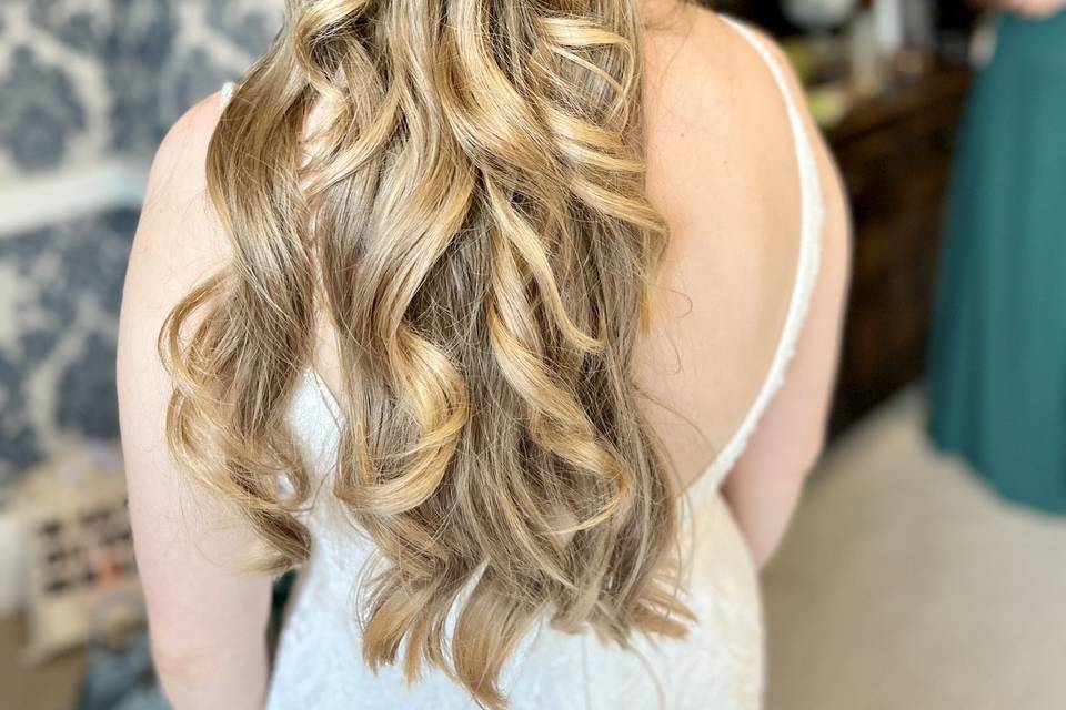 Bridal soft half-up curls
