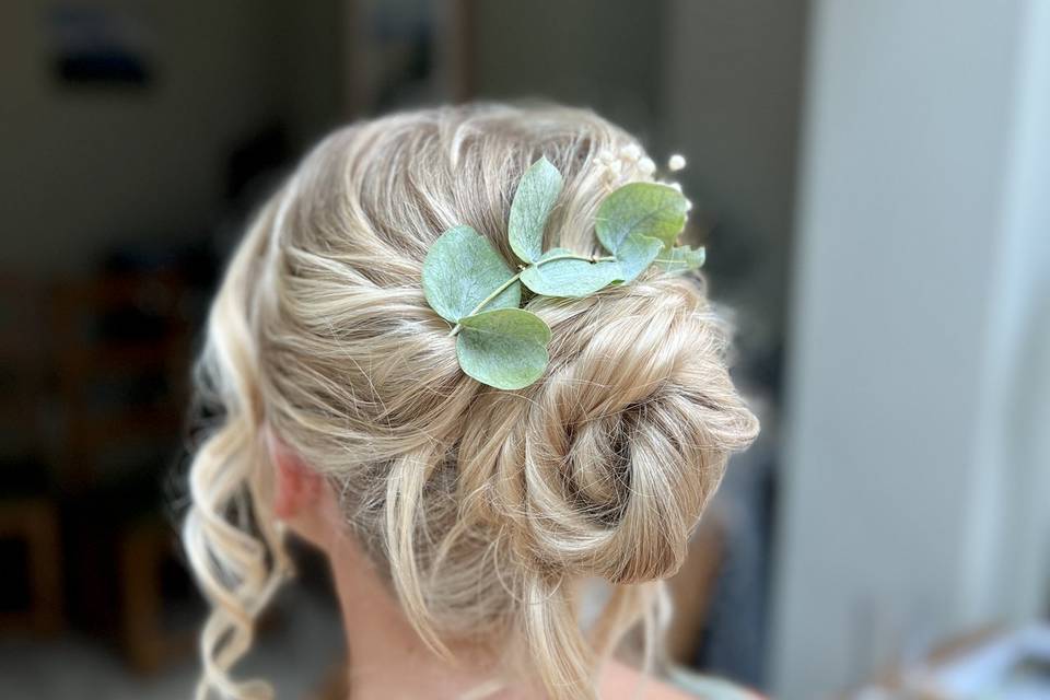 Bridesmaid half-up with flower