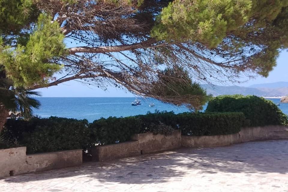 Churchyard terrace on the sea