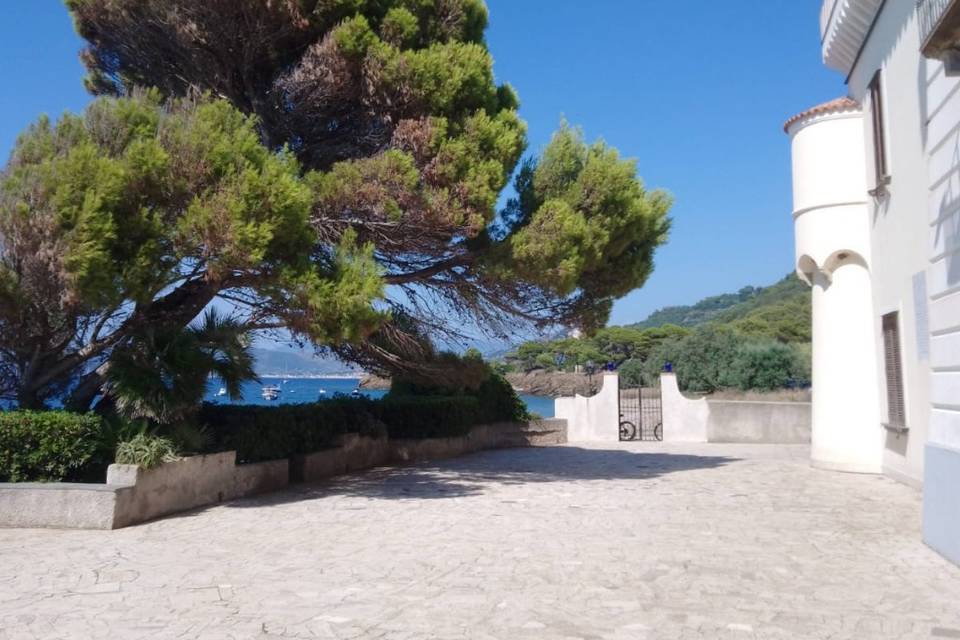 Churchyard terrace on the sea