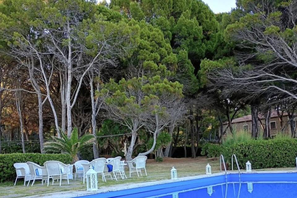 Seaside pool embedded in Natur