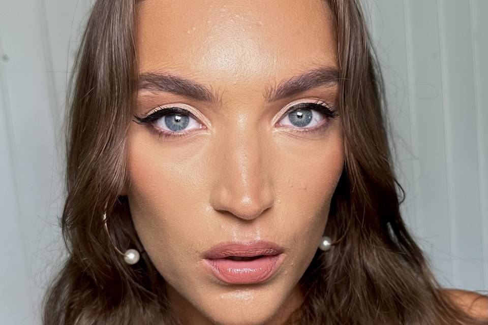 Neutral makeup on Mila