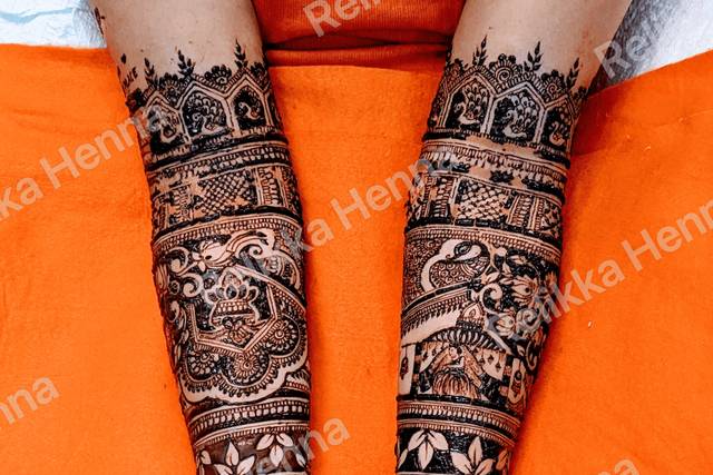Intricate bridal henna