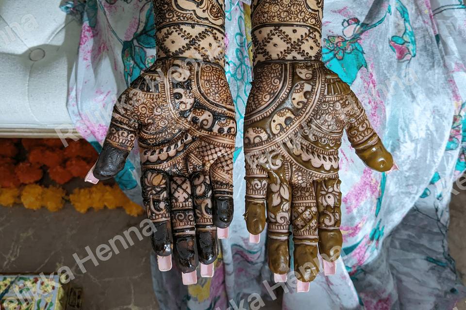 Intricate bridal henna