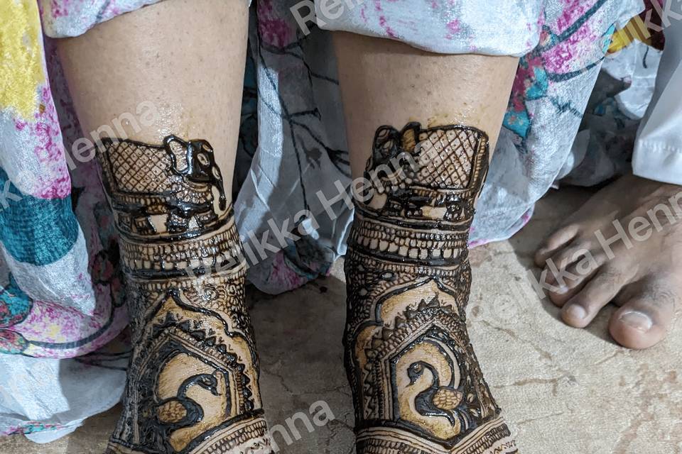 Intricate bridal henna