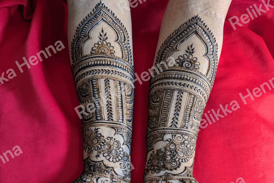 Intricate bridal henna