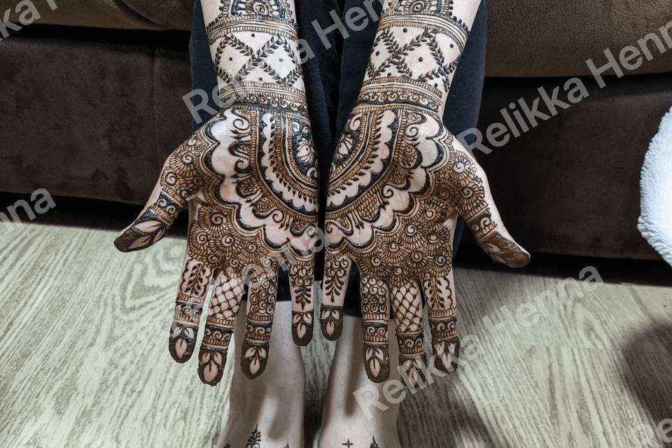 Intricate bridal henna