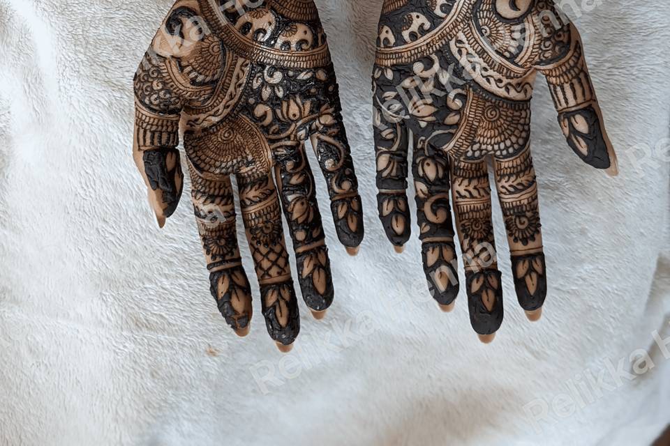 Intricate bridal henna