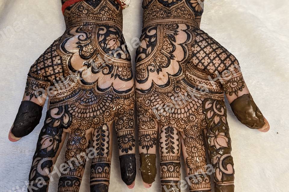 Intricate bridal henna