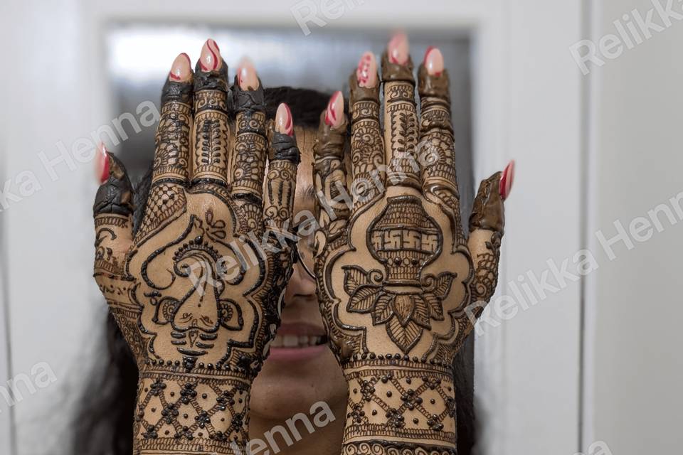 Intricate bridal henna