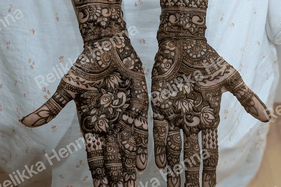 Intricate bridal henna