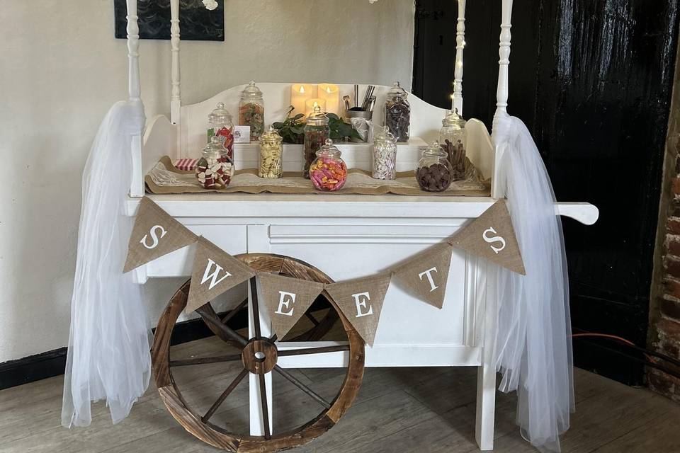 Rustic sweet cart decor