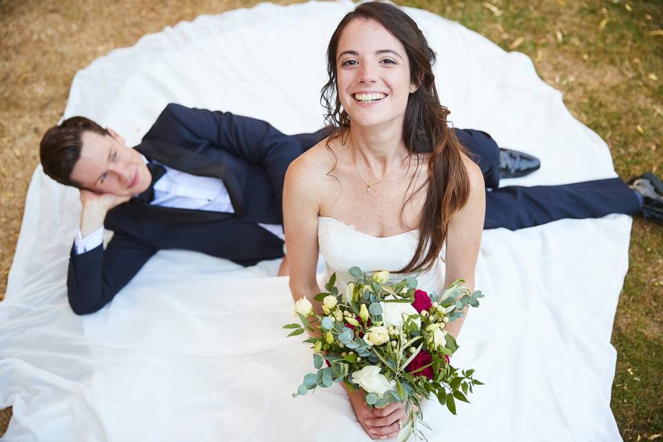 The groom photobombing