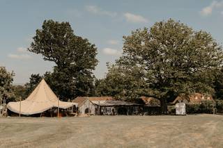 Oak Tree Barn Weddings