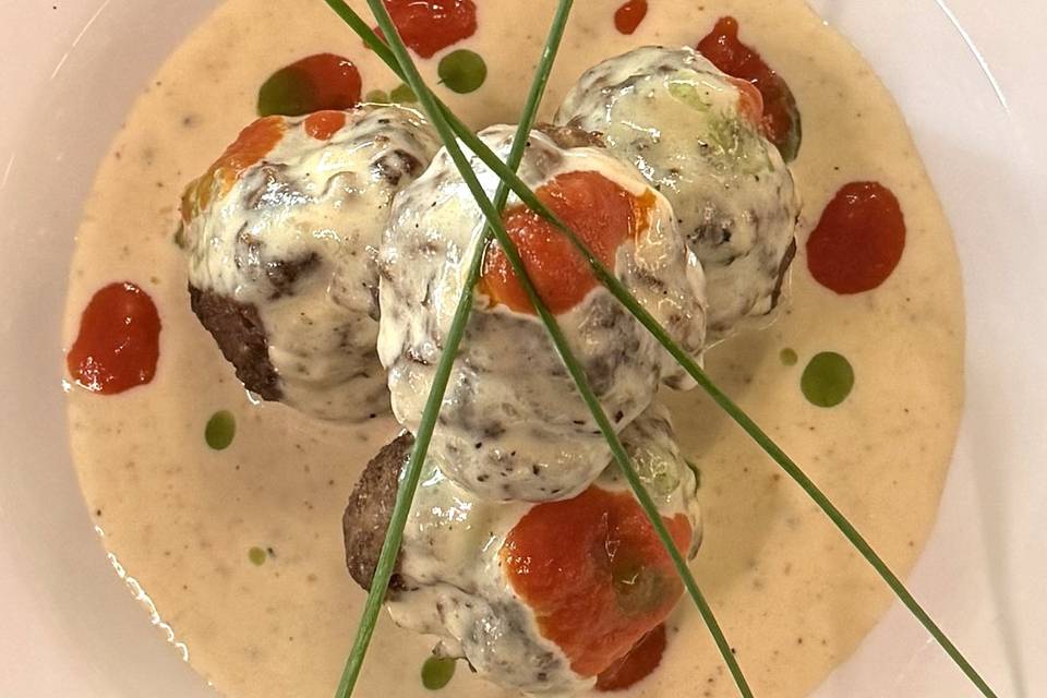 Meatballs in creamy sauce
